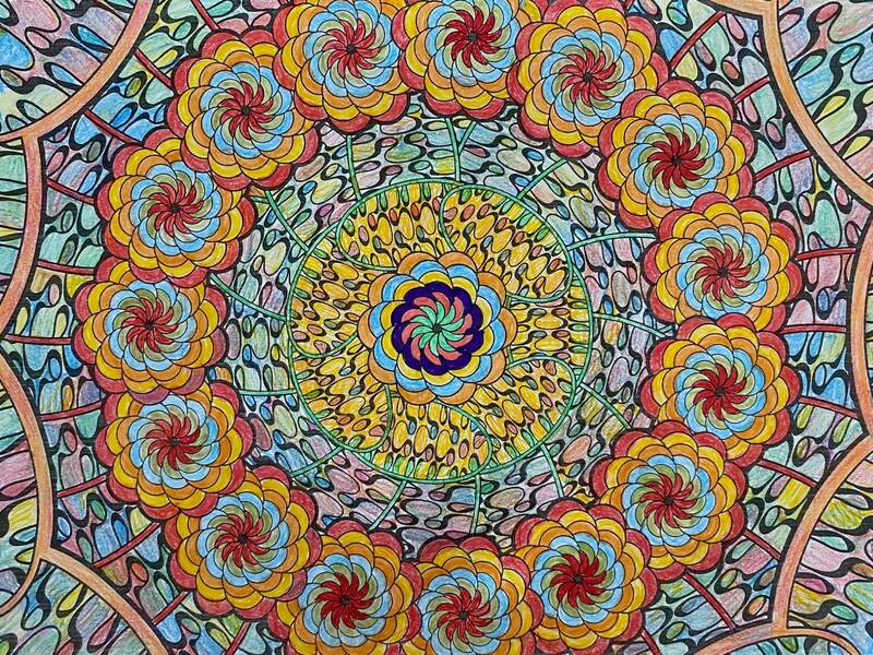 Ein buntes, symmetrisches Mandala-Muster mit spiralförmigen und blütenartigen Elementen.