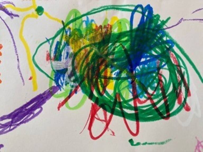 Das Bild zeigt eine abstrakte Kinderzeichnung mit bunten, wild überlappenden Kringeln und Linien in verschiedenen Farben wie Grün, Blau, Rot und Gelb auf einem weißen Hintergrund.