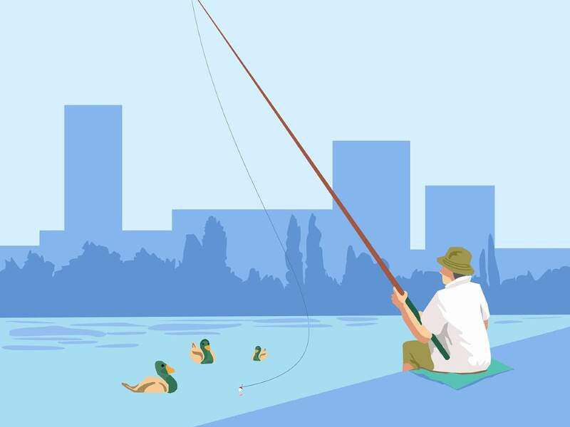 Ein Angler sitzt am Ufer eines Gewässers mit einer Angel, während drei Enten im Wasser schwimmen, und die Silhouette einer Stadt ist im Hintergrund sichtbar.